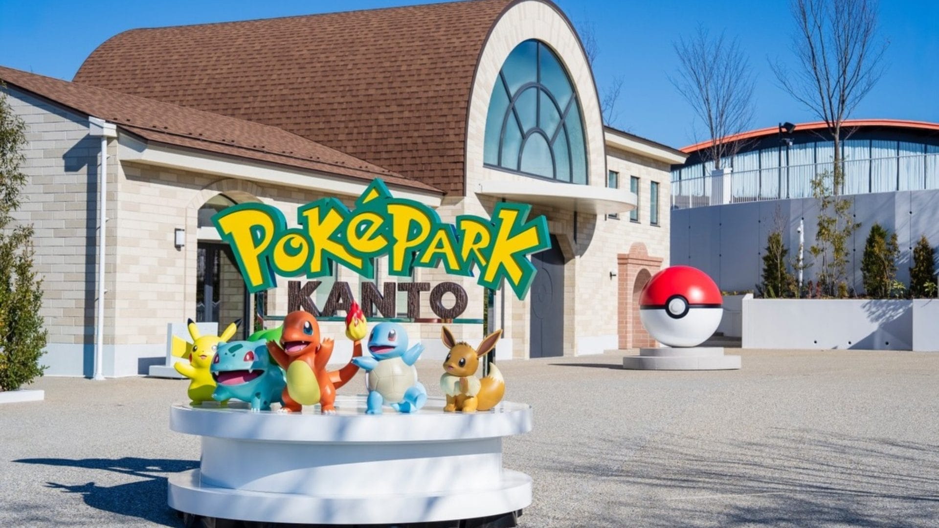 Com'è fatto il PokéPark di Tokyo, dalle statue di Pikachu ai gadget a tema