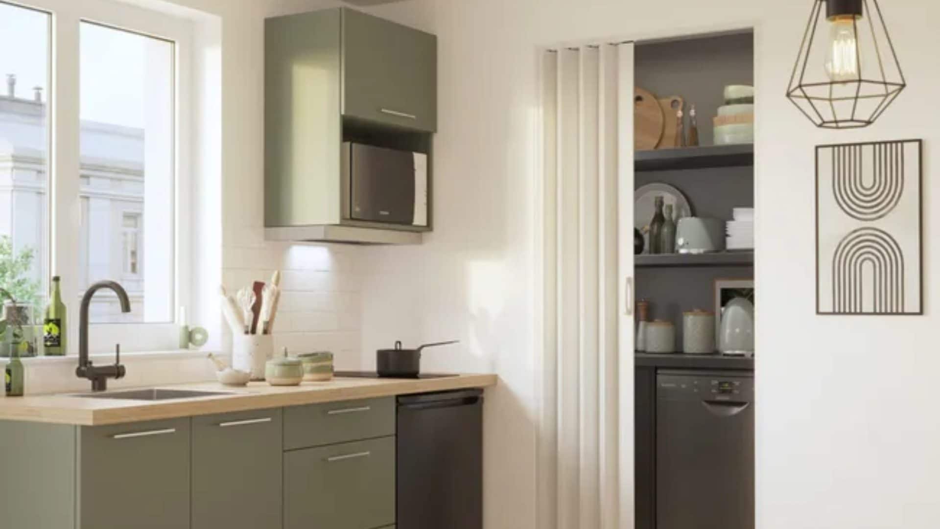 È finita l'era delle porte a soffietto: quali sono le alternative alla moda da usare in cucina