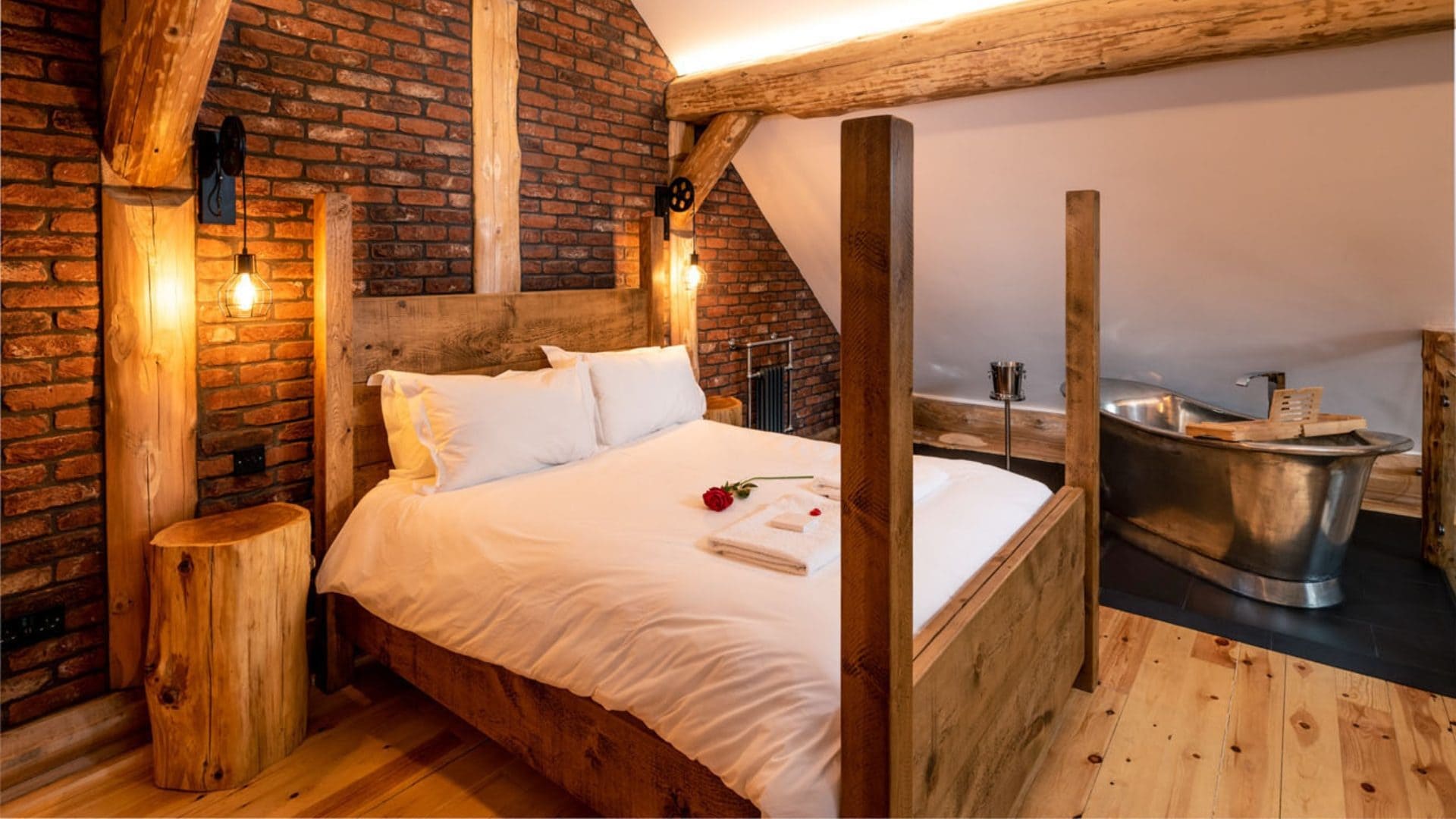 Il resort più romantico d'Europa: è immerso nella natura e ha un idromassaggio in ogni chalet