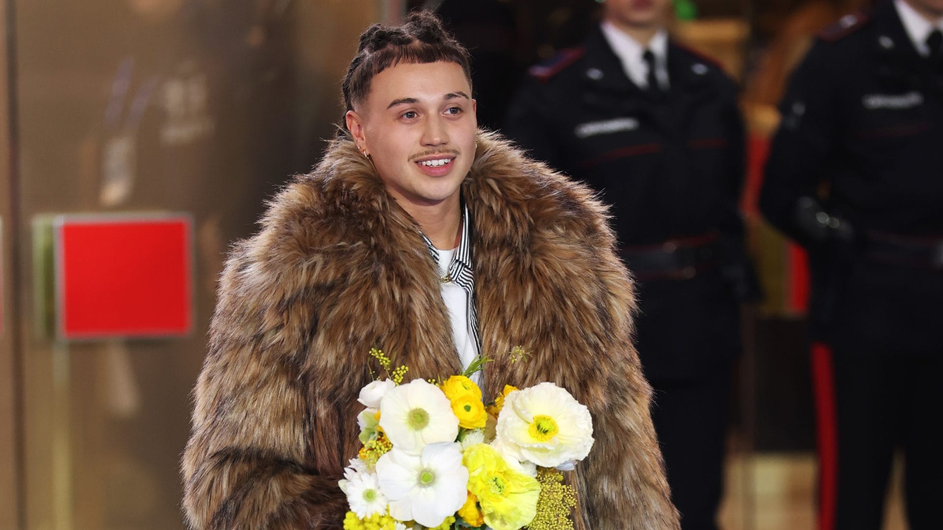 Sayf indossa gioielli da 70 mila euro sul Green Carpet inaugurale di Sanremo