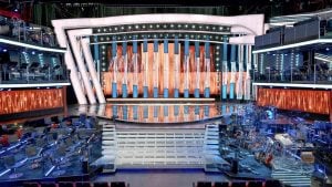 La scenografia di Sanremo 2026: il palco "asimmetrico" è il simbolo della musica contemporanea