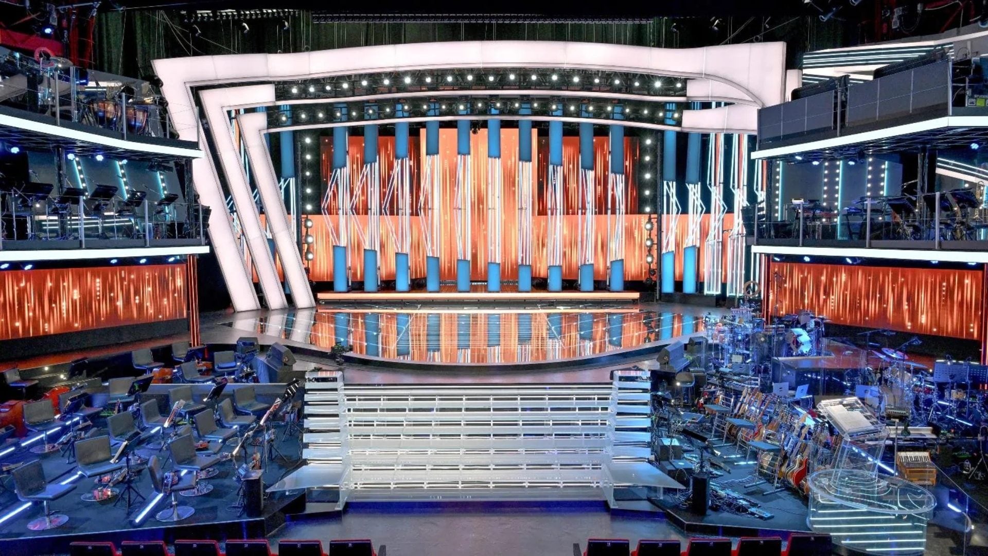La scenografia di Sanremo 2026: il palco "asimmetrico" è il simbolo della musica contemporanea
