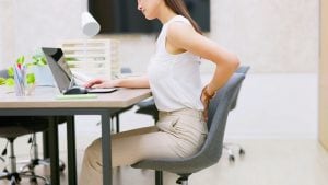 Che cos'è il "sedere da sedia da ufficio" e perché sta mandando in crisi le donne