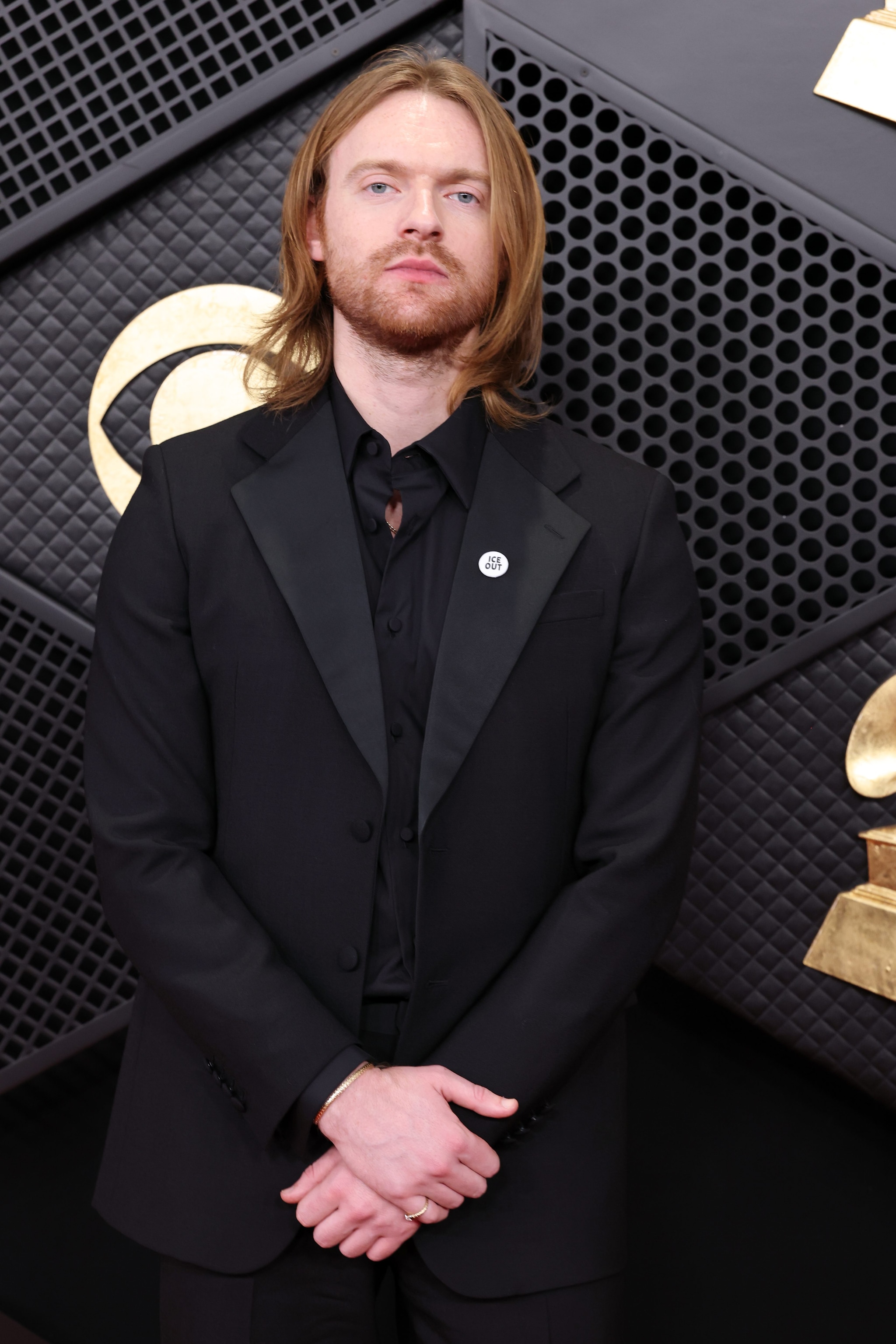 Finneas, O’Connell con la spilla "ICE Out"