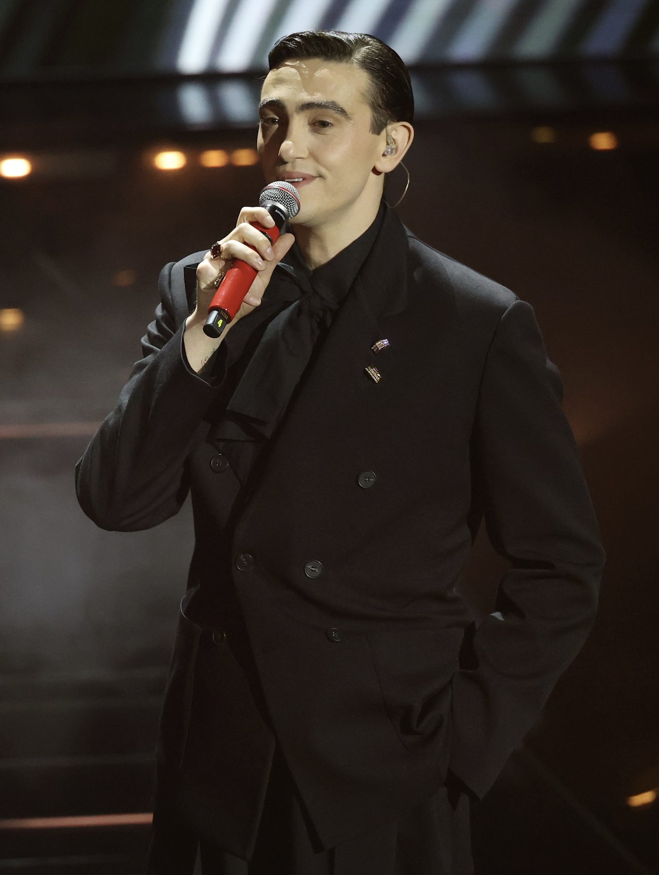 Michele Bravi nella serata delle cover con spille di diamanti