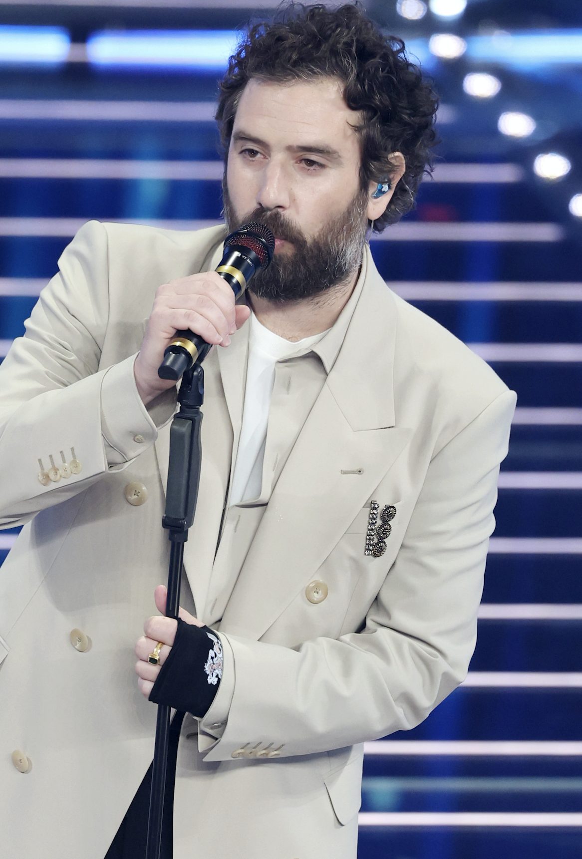 Tommaso Paradiso in Emporio Armani nella prima serata del Festival