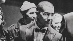 Tony Effe cambia stile: debutta come attore in smoking e con gli occhiali da vista