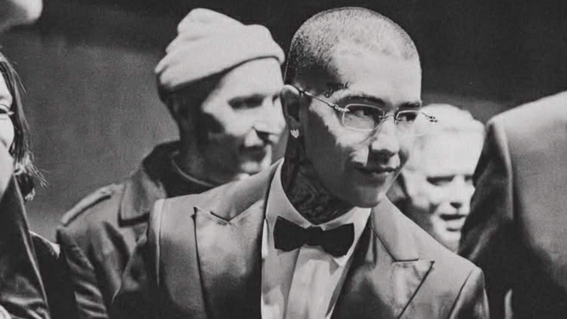 Tony Effe cambia stile: debutta come attore in smoking e con gli occhiali da vista