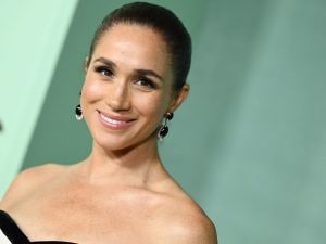 Meghan Markle ruba la scena alla serata di gala: è una diva d’altri tempi avvolta nel mantello di velluto