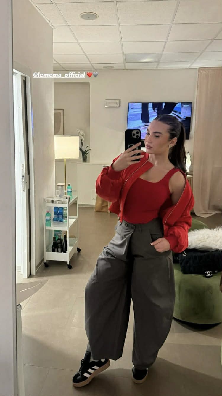 Chanel Totti con i pantaloni balloon