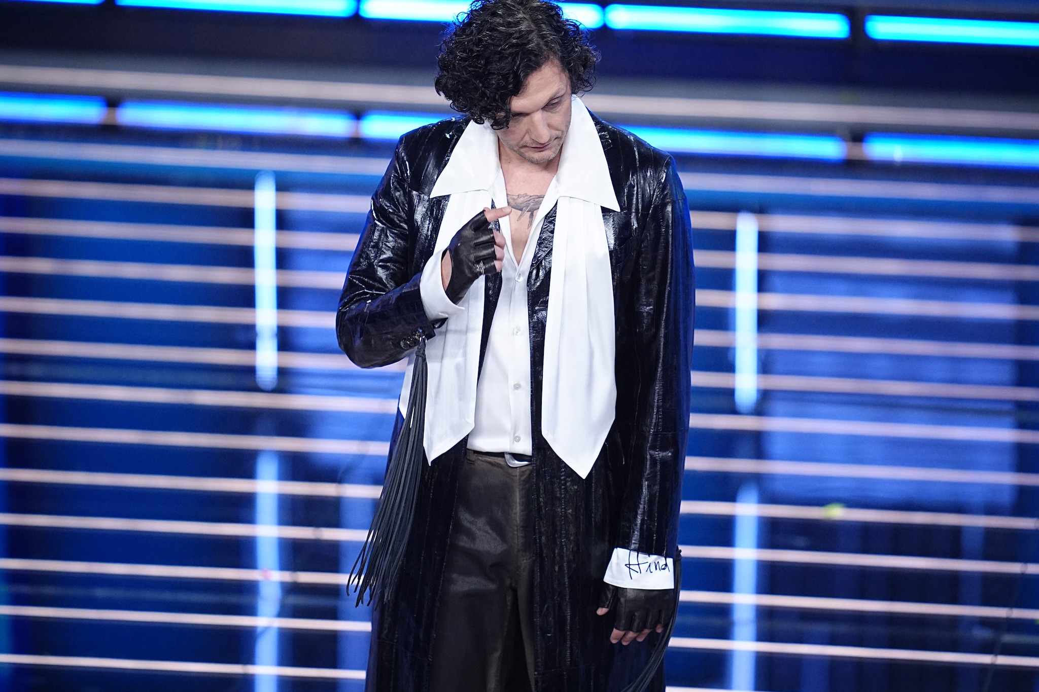 Ermal Meta con l’anello a forma di stella