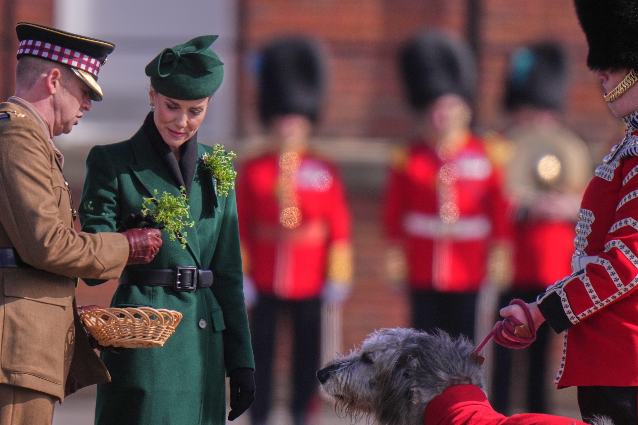 Kate Middleton distribuisce i rametti di trifoglio