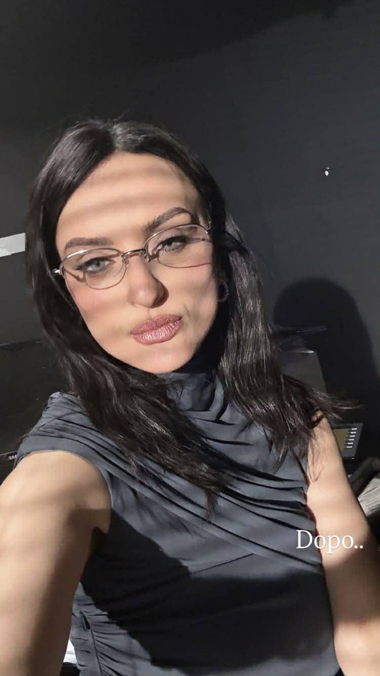 Arisa con gli occhi azzurri