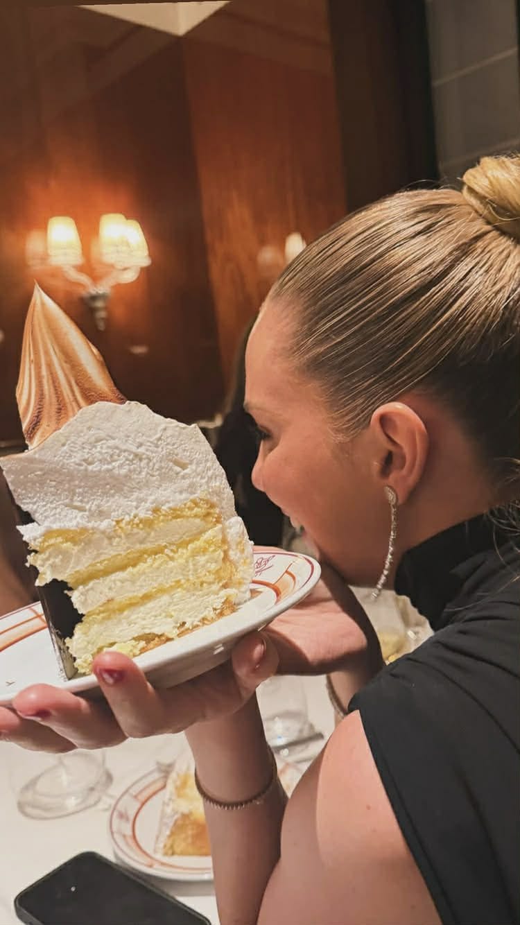 Alice Campello con una fetta della Vanilla Meringue Cake