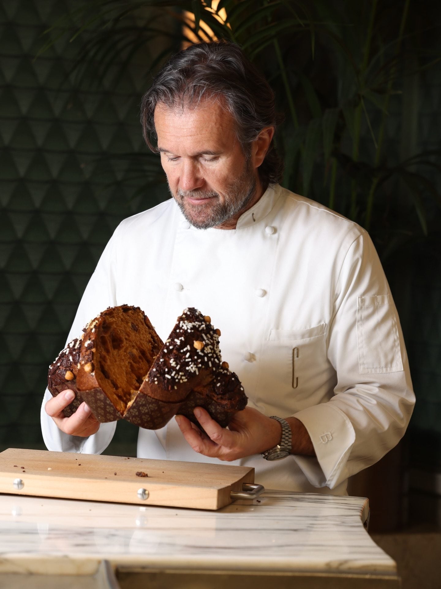 Carlo Cracco con la sua colomba