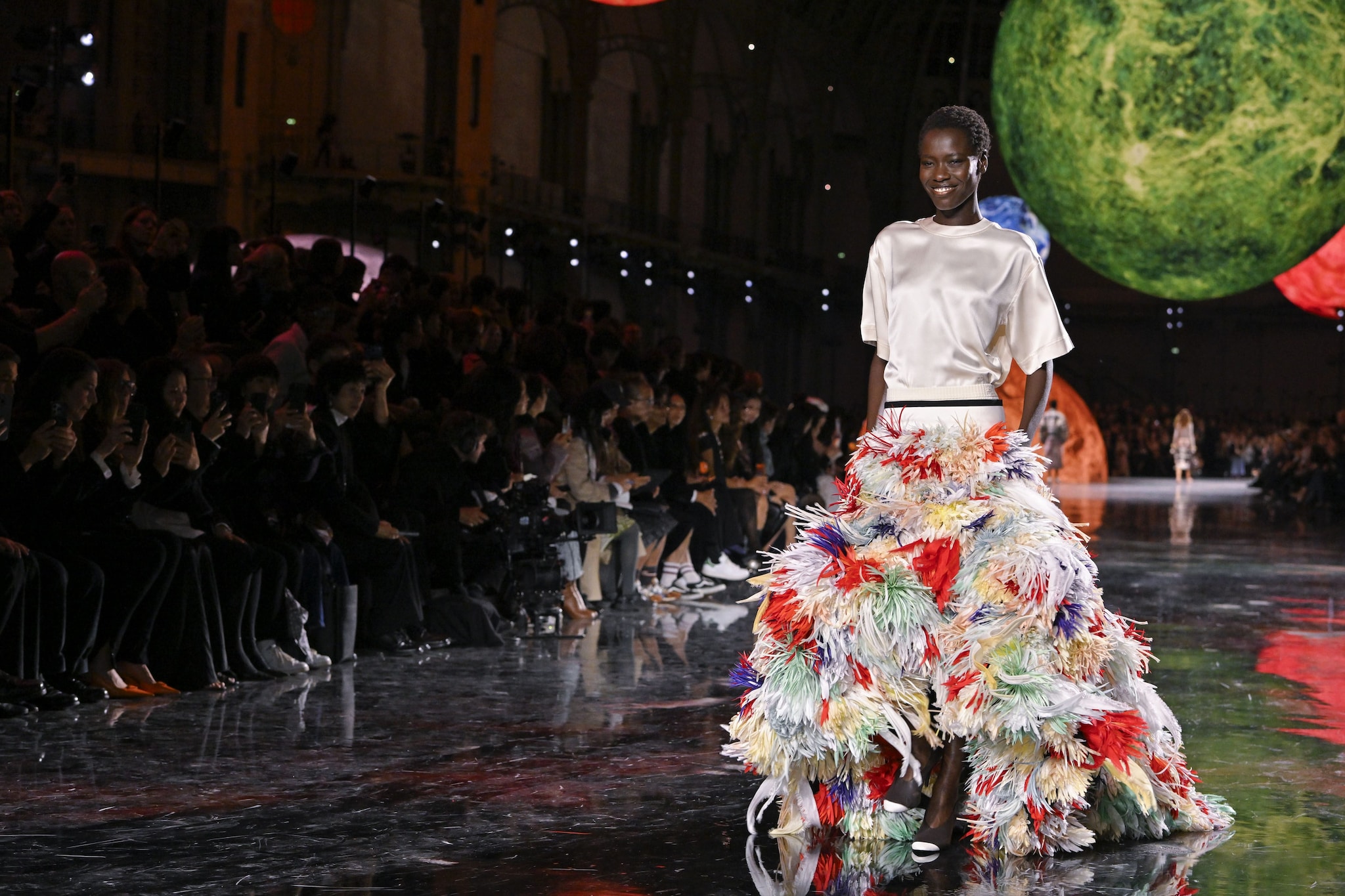 La modella Awar Odhiang sulla passerella Primavera/Estate 2026 di Chanel