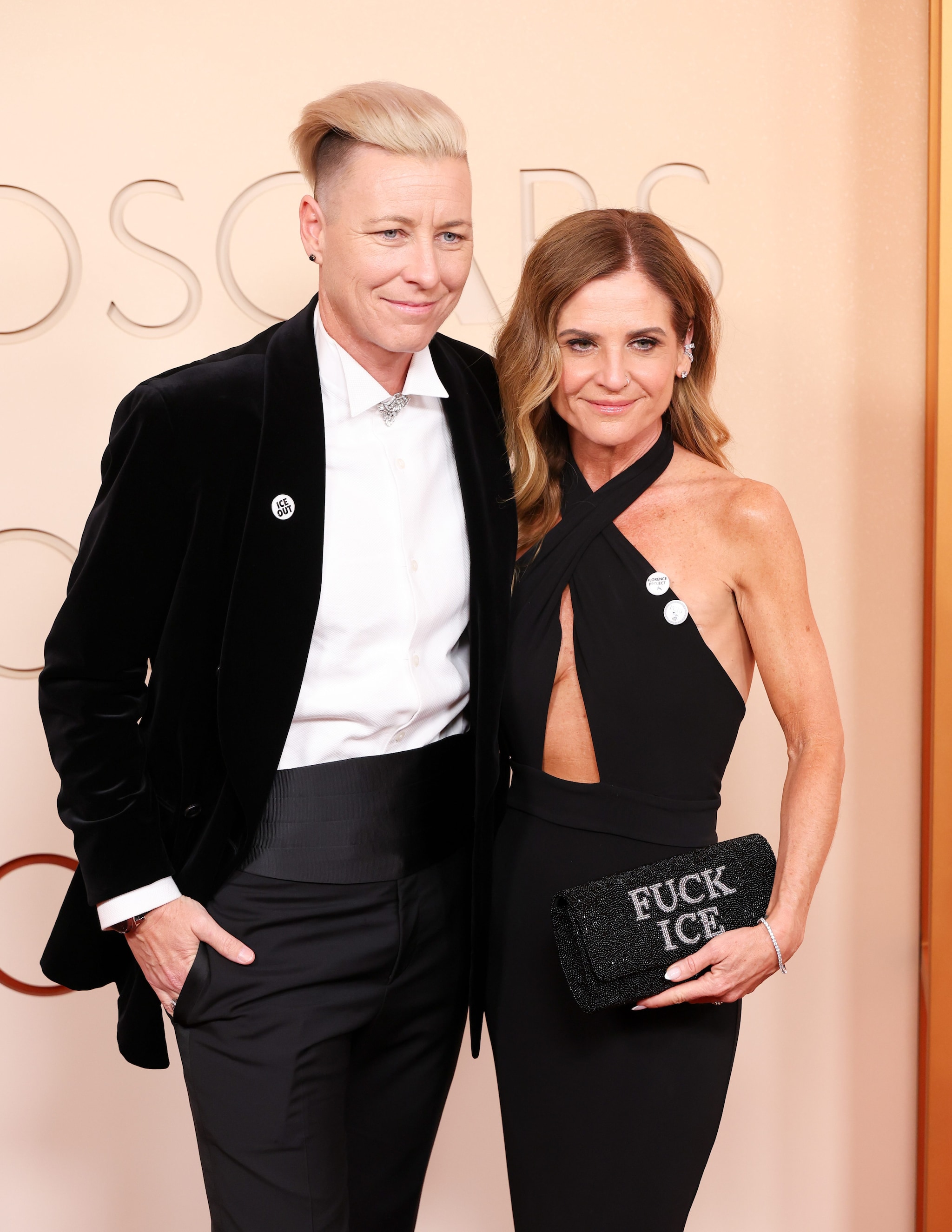 Abby Wambach e Glennon Doyle con le spillette agli Oscar 2026