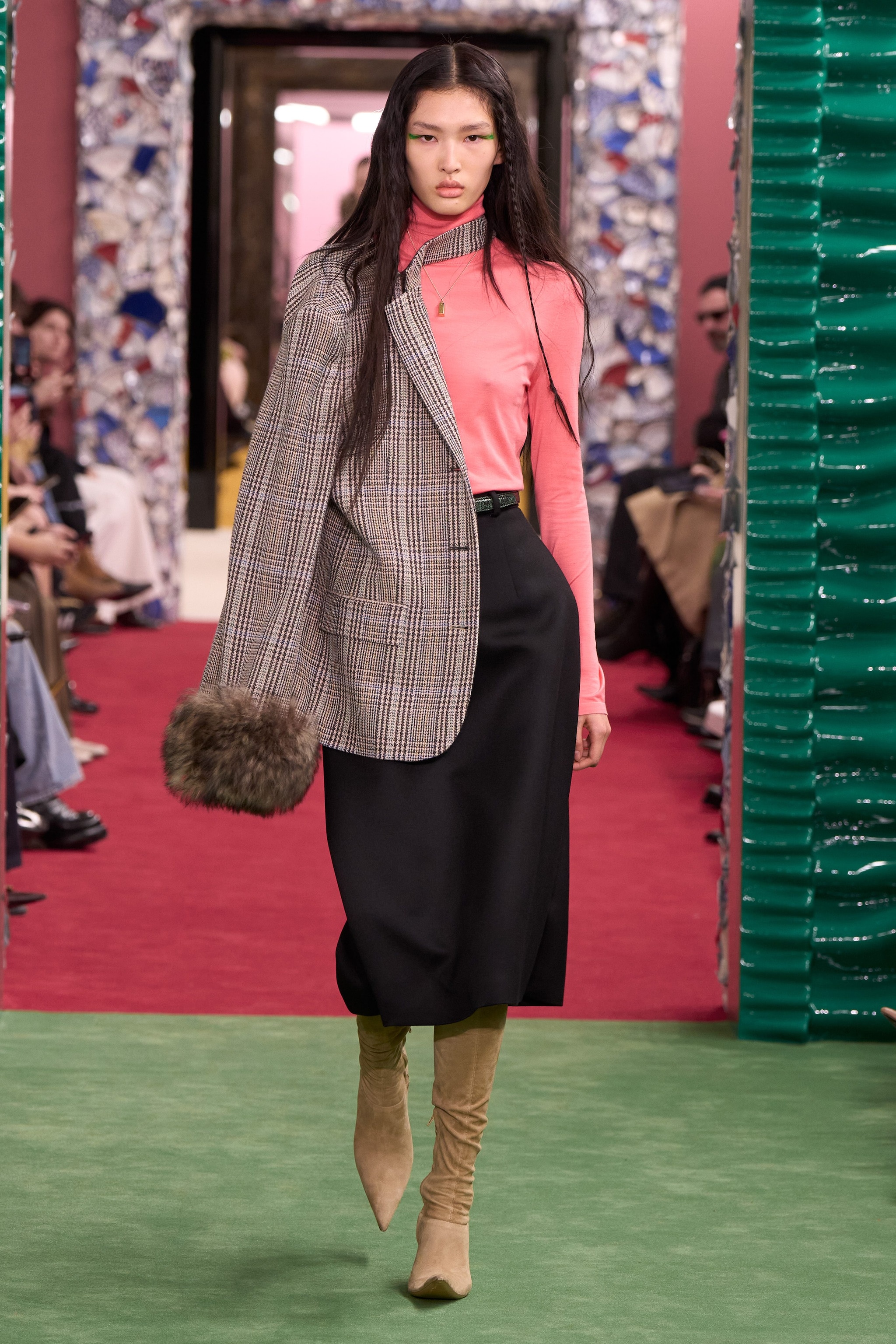 Un look della sfilata Autunno/Inverno 2026–2027 di Acne Studios