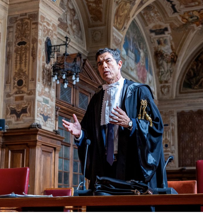 Alessandro Gassmann in una scena nel Tribunale di Bari