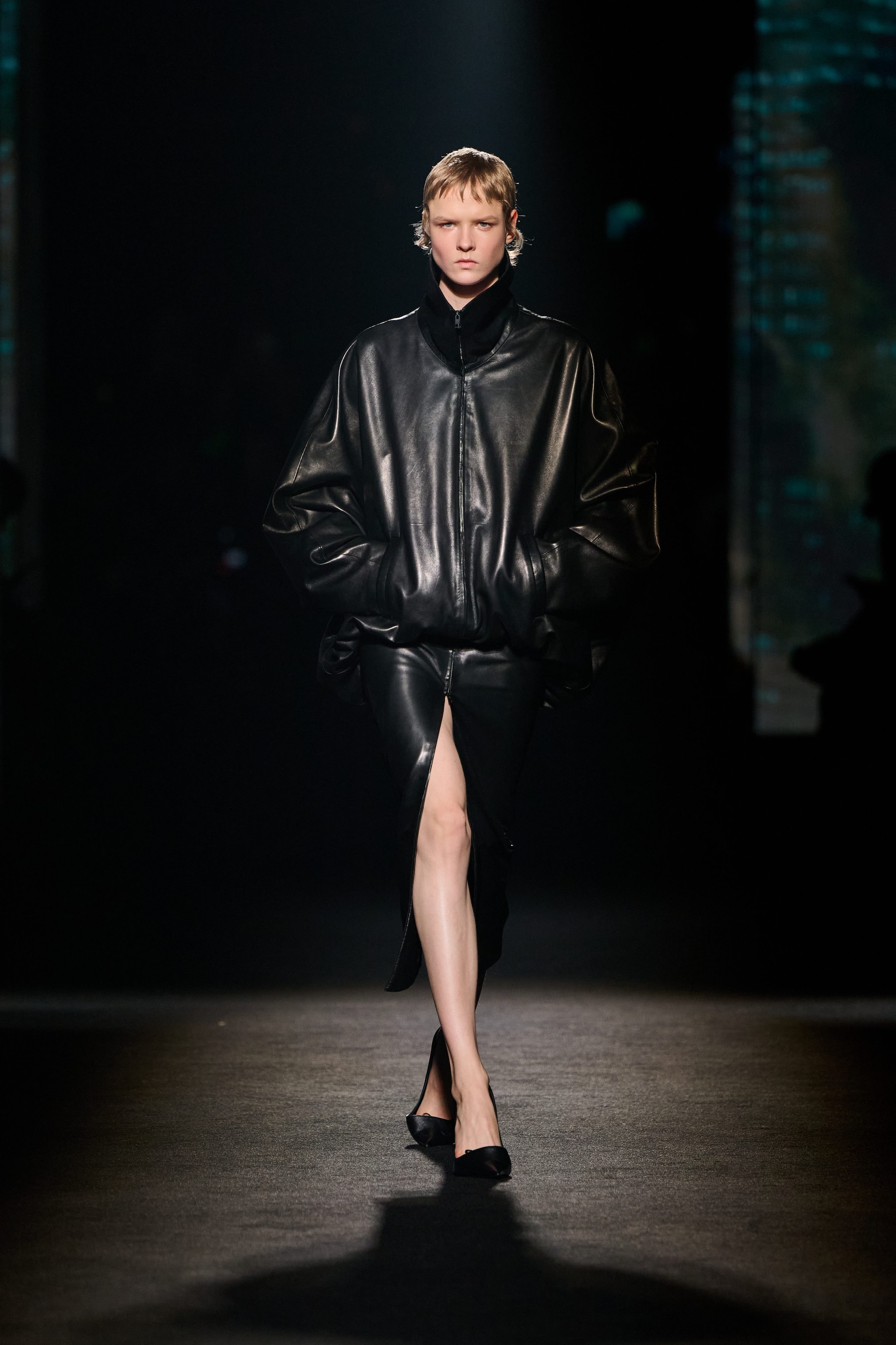 Un look della sfilata Autunno/Inverno 2026–2027 di Balenciaga