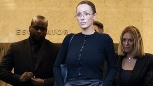 Bianca Censori irriconoscibile, addio ai nude look per il tribunale: il giudice chiede abbigliamento consono