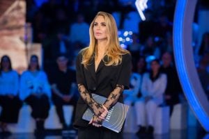 Chi ha firmato la giacca con le maniche di pizzo di Ilary Blasi al GF Vip 2026