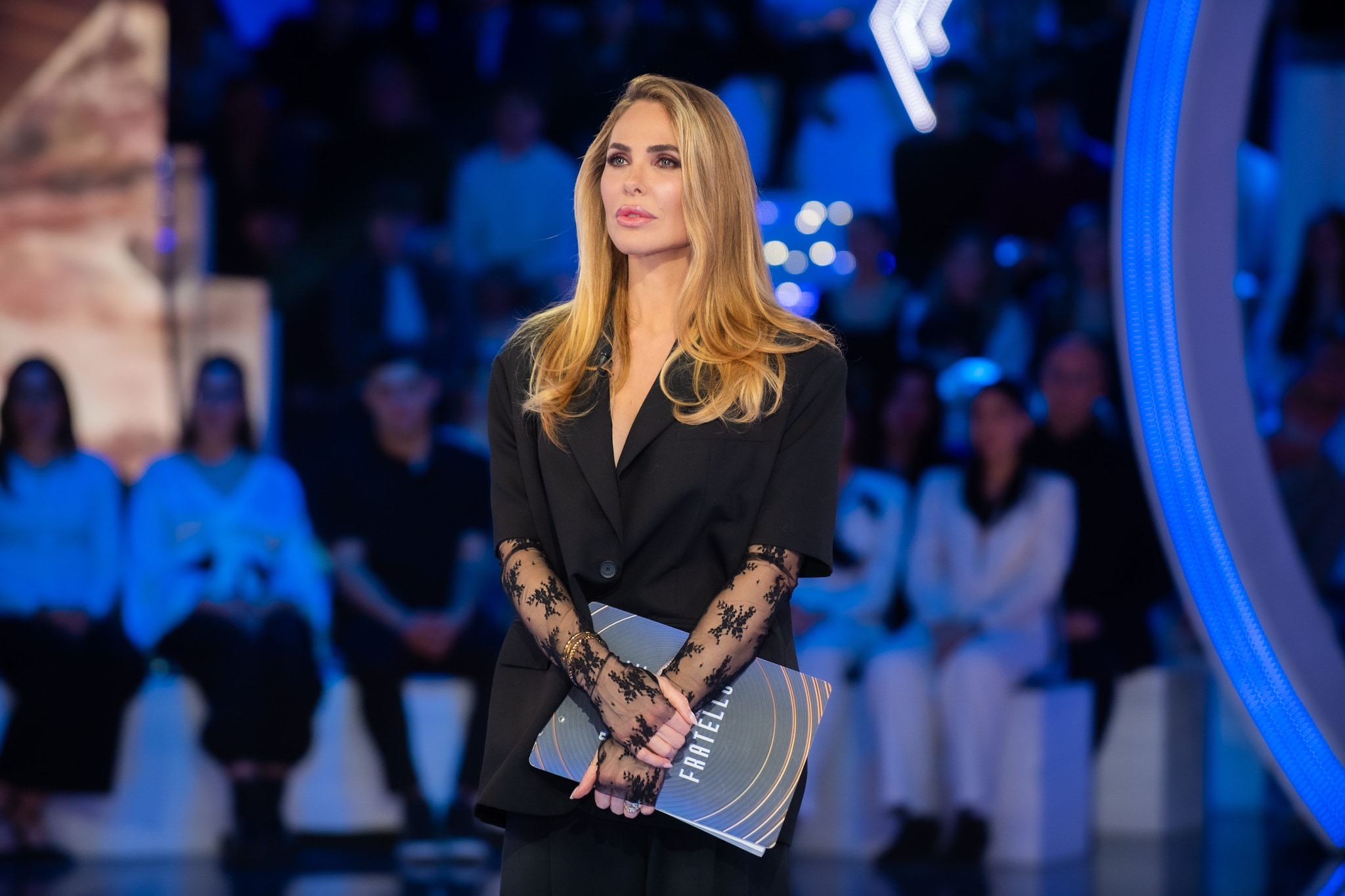 Chi ha firmato la giacca con le maniche di pizzo di Ilary Blasi al GF Vip 2026