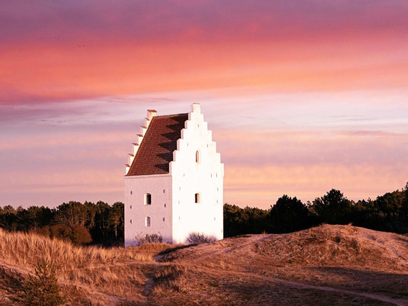 Dove si trova la chiesa sepolta: il mistero del vecchio campanile che emerge dalla sabbia