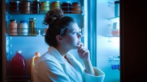 Perché continuiamo a mangiare anche se siamo pieni, uno studio mostra che è colpa del cervello