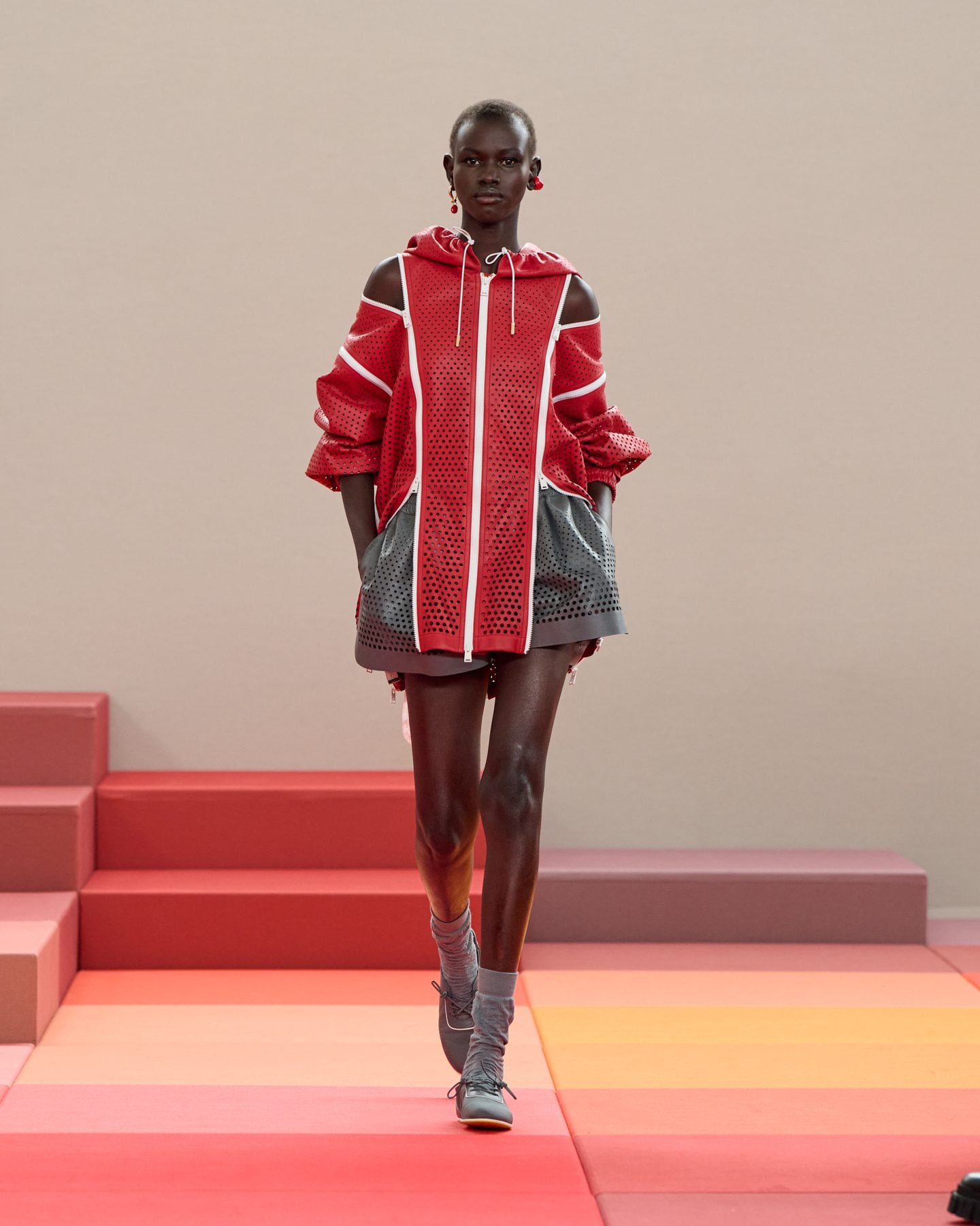 Un look dalla collezione Primavera/Estate 2026 di Fendi con slim sneaker