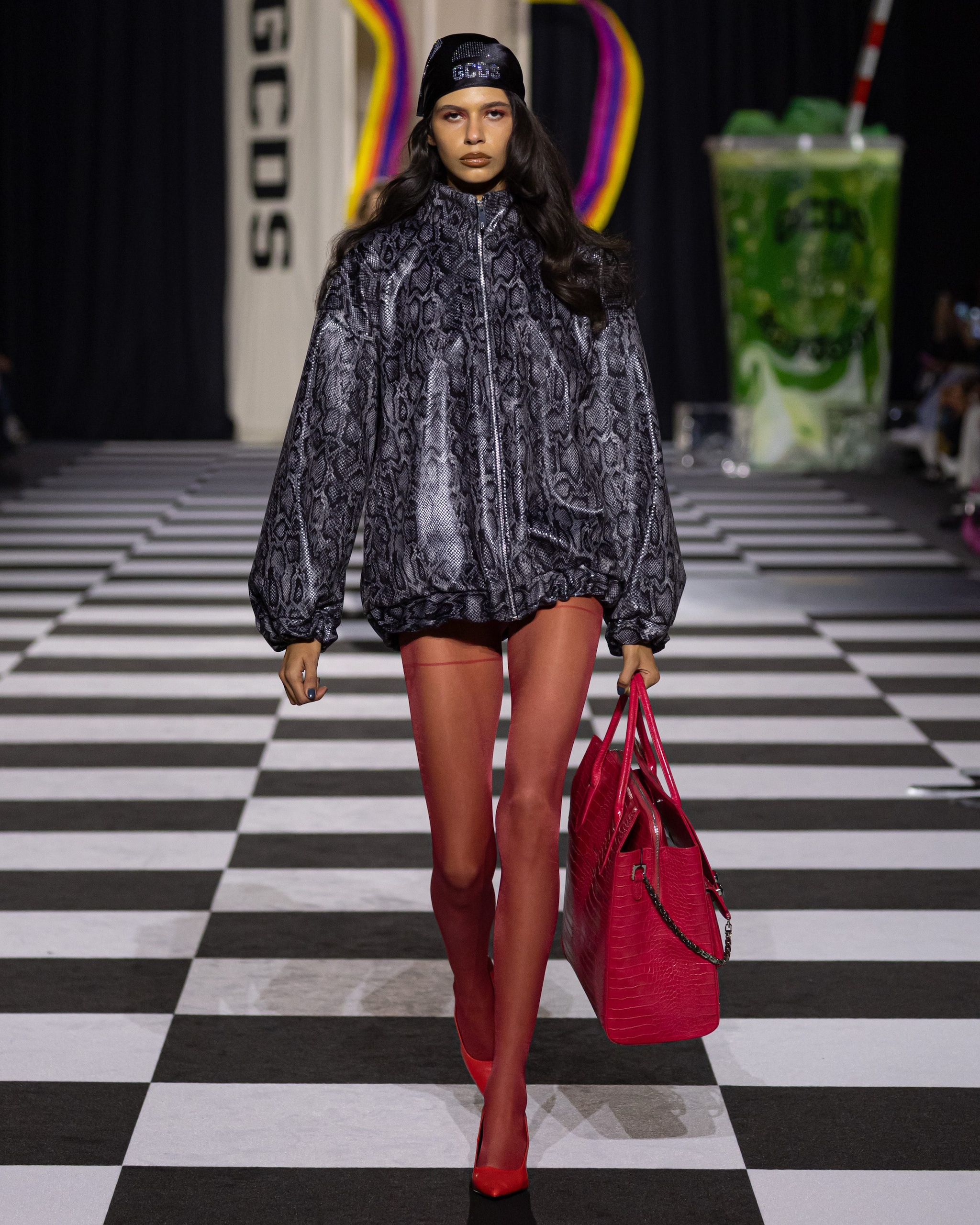 Un look dalla sfilata Autunno/Inverno 2026–2027 di GCDS