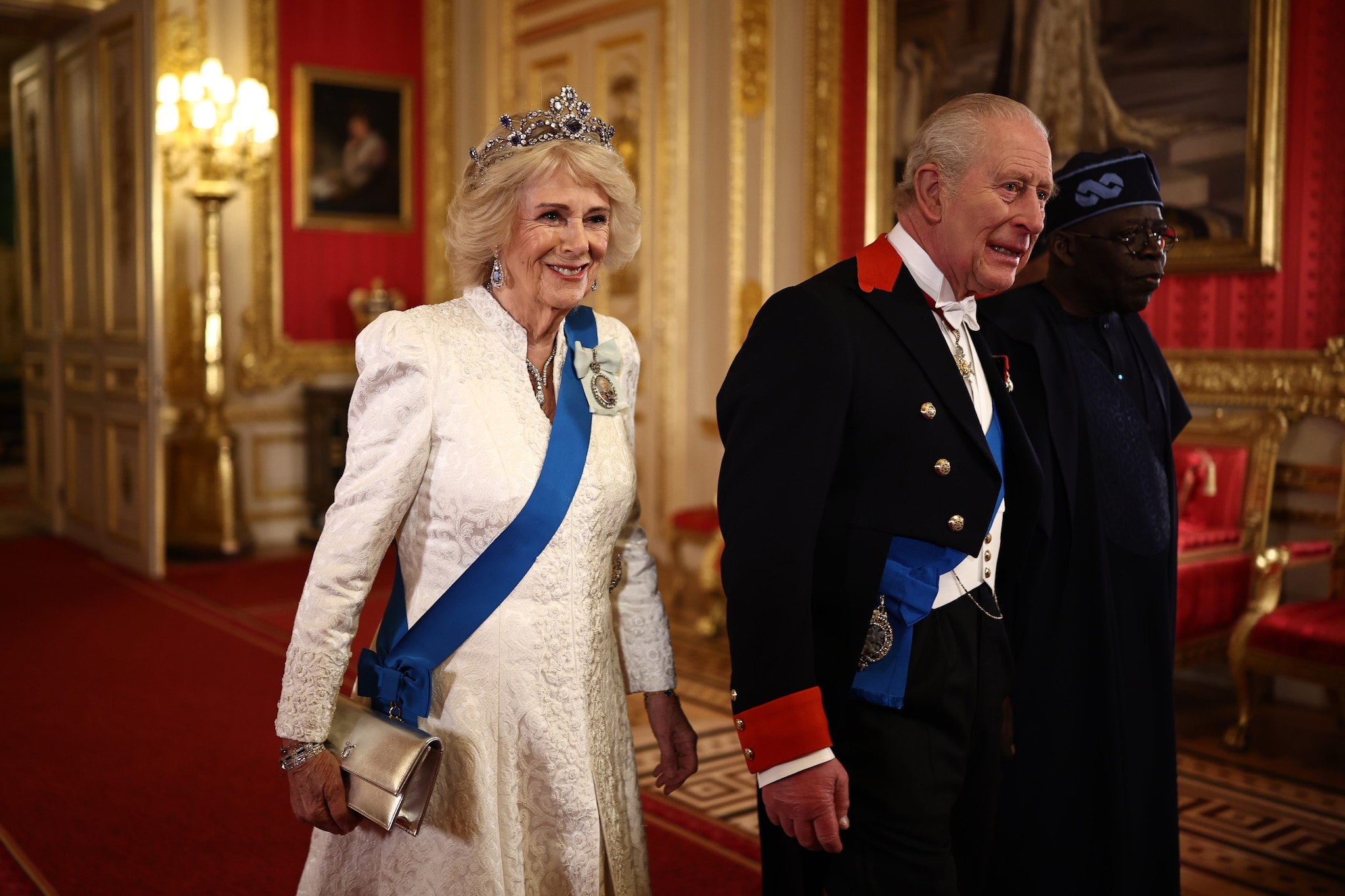 Camilla con la parure di Zaffiri di Elisabetta II