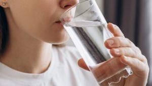 Bere poca acqua causa tachicardia e sonnolenza: la nutrizionista spiega i sintomi della disidratazione