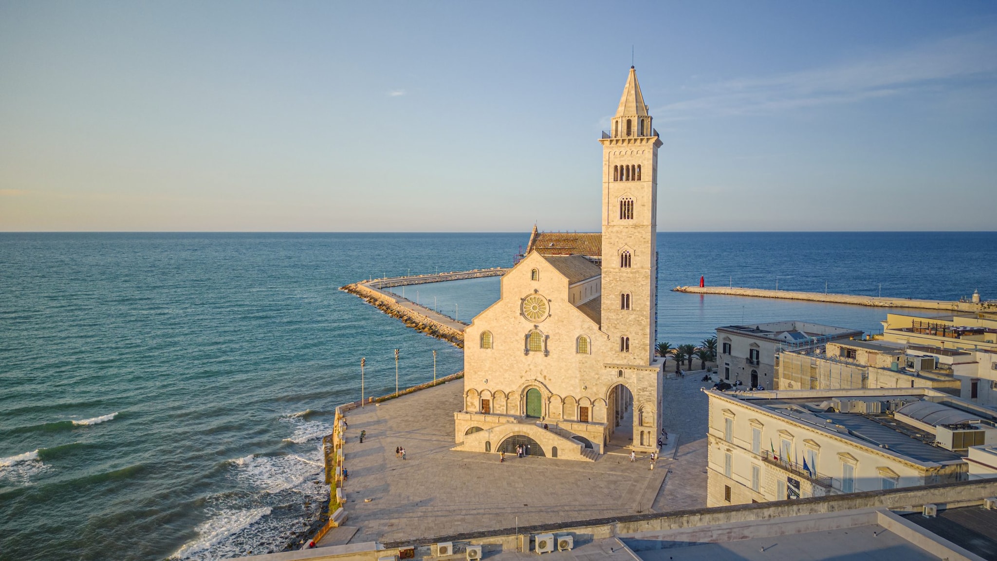 Il lungomare di Trani con la sua cattedrale