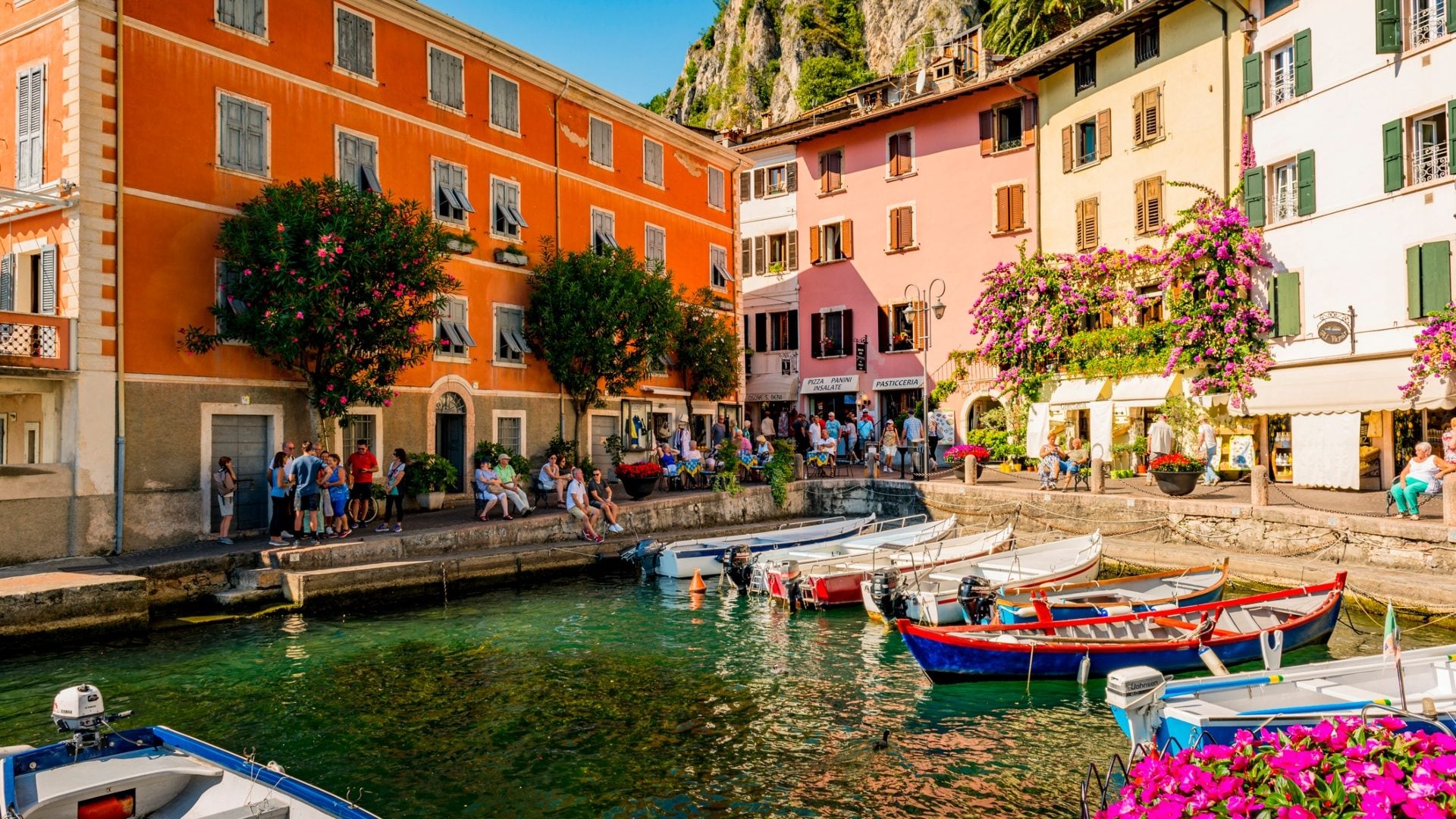 Dalla città bianca al paesino dei fiori: 5 borghi da visitare questa primavera in Italia