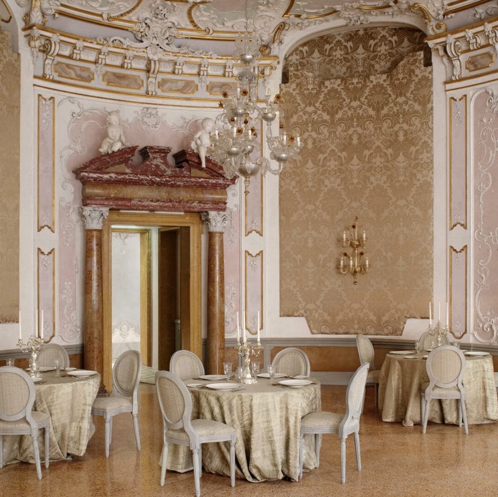 Il salotto di una delle suite dello storico palazzo