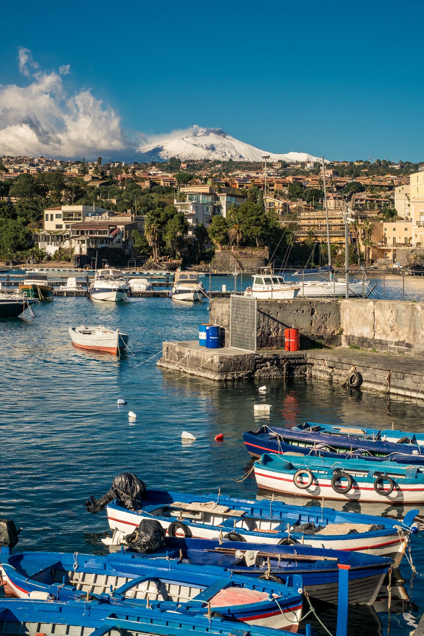 Il vulcano Etna visto da Ognina