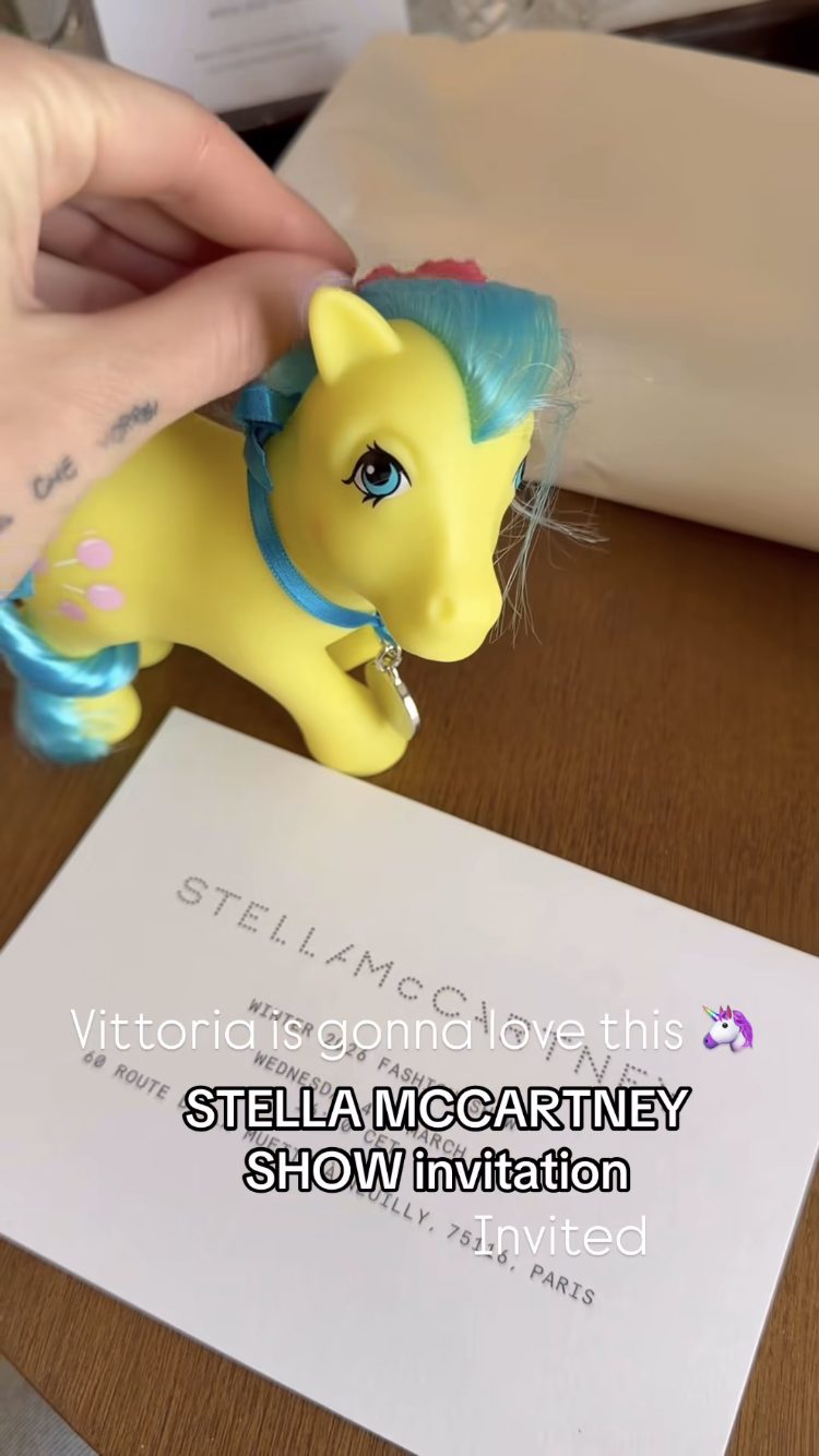 L’invito alla sfilata di Stella McCartney mostrato da Chiara Ferragni