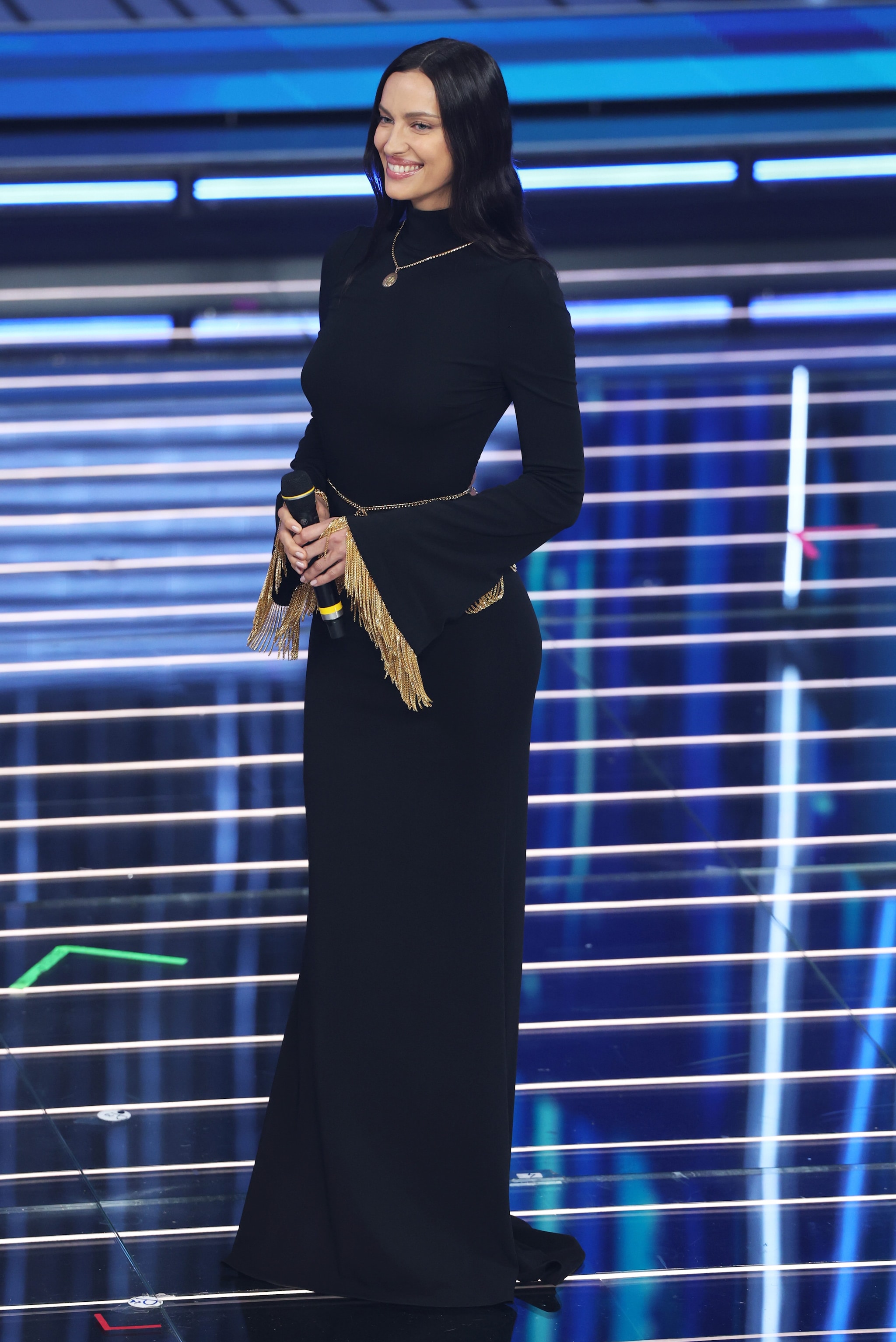 Irina Shayk nella terza serata di Sanremo 2026 con abito vintage Burberry by Riccardo Tisci