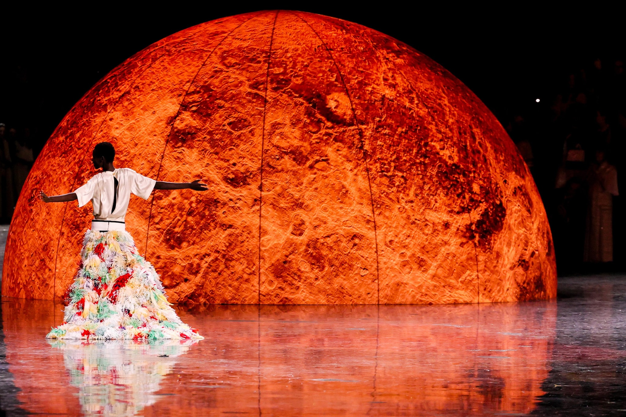 La modella Awar Odhiang sulla passerella Primavera/Estate 2026 di Chanel