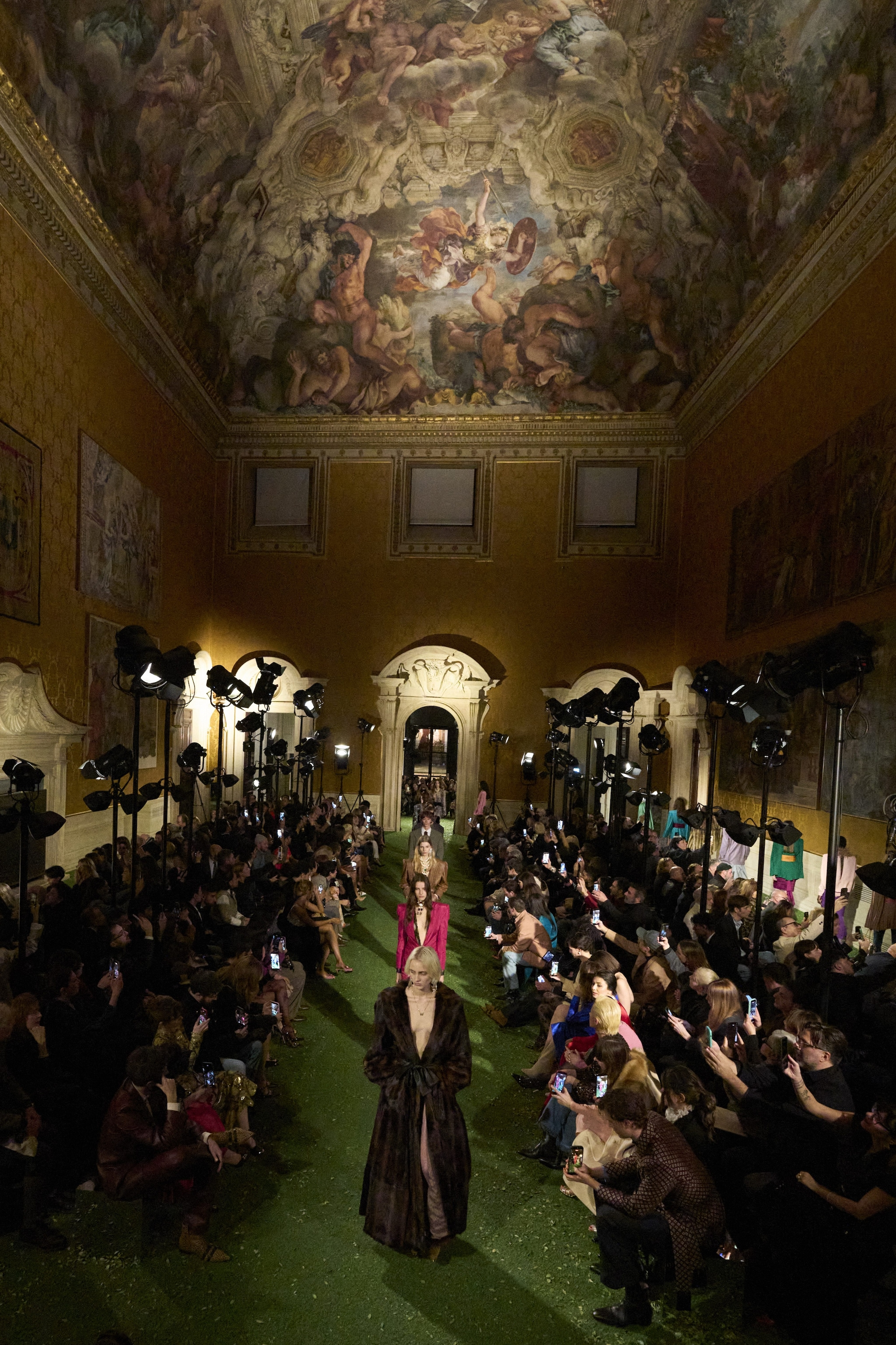La sfilata di Valentino a Palazzo Barberini