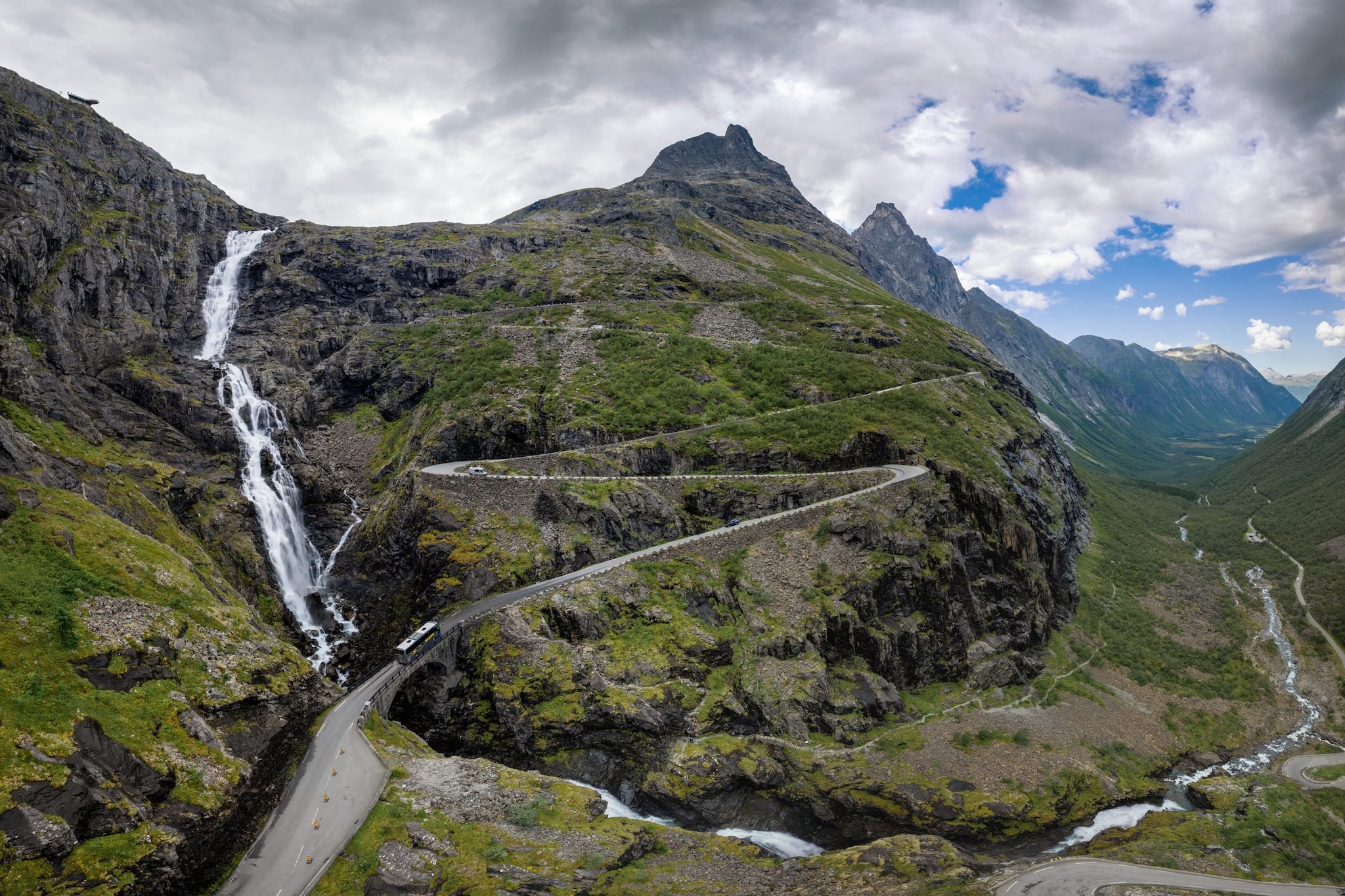 La cascata Stigfossen che affianca la strada