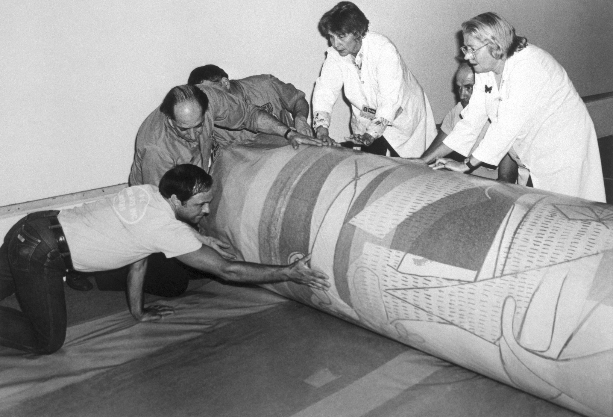 La tela di Guernica arrotolata durante lo spostamento da New York