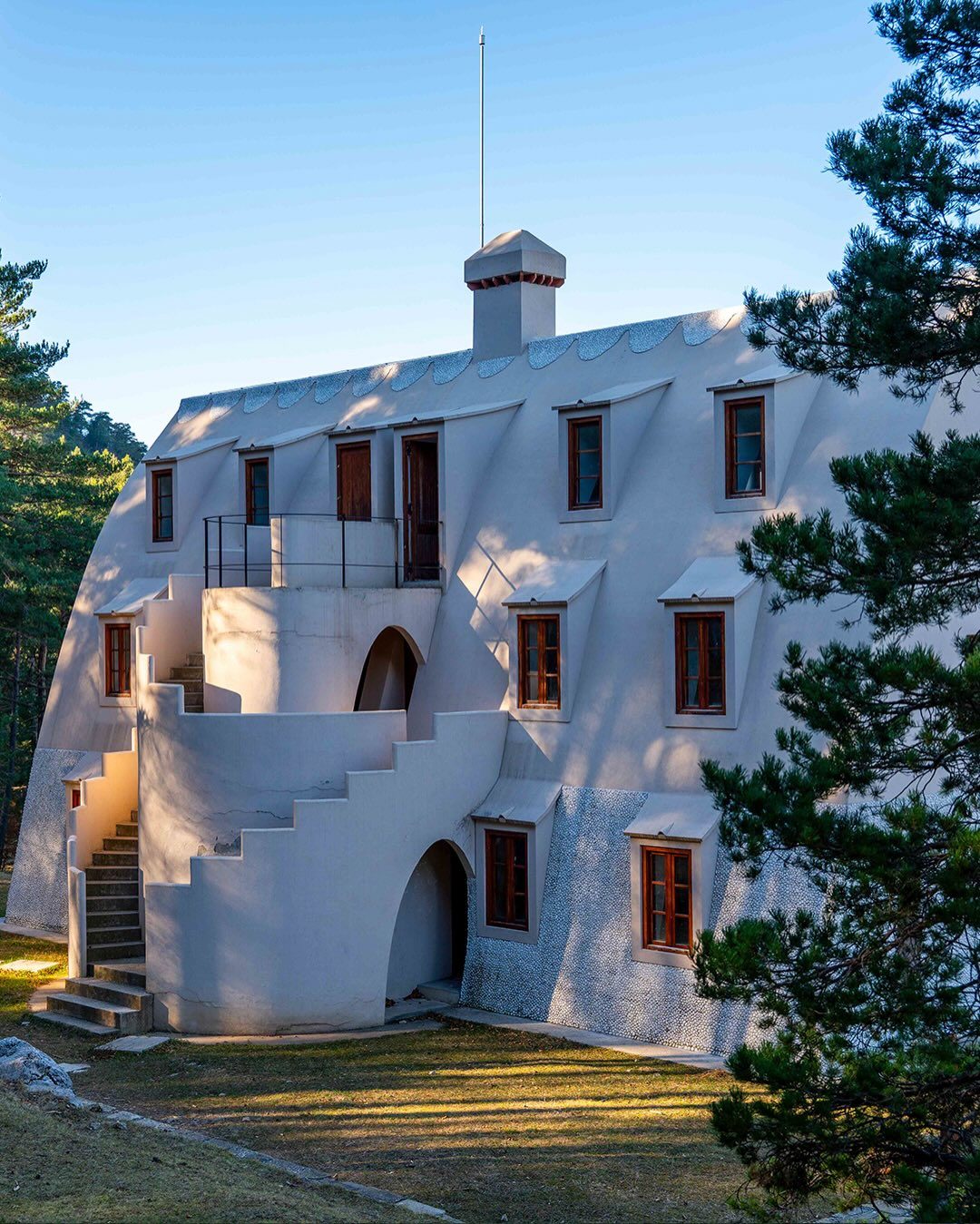 Lo Xalet del Catllaràs con la scala a chiocciola esterna