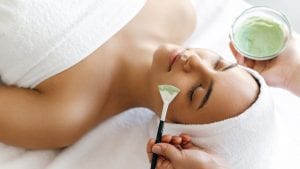 Maschere viso con escrementi animali, la dermatologa Ines Mordente: “Attenzione a pratiche dannose virali sui social"