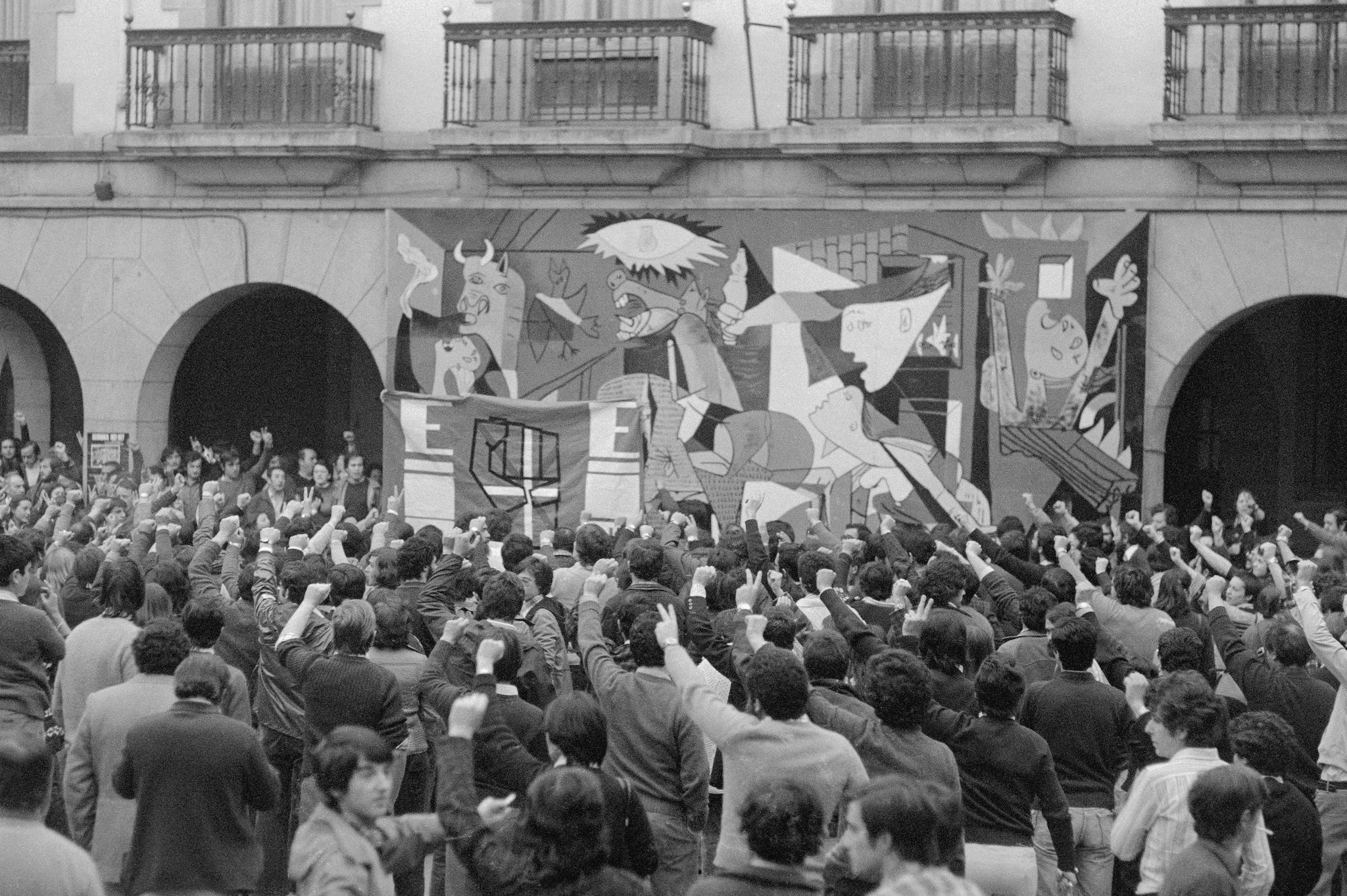 Militanti dei Paesi Baschi durante la guerra civile spagnola inneggiano a una copia di Guernica, 1937