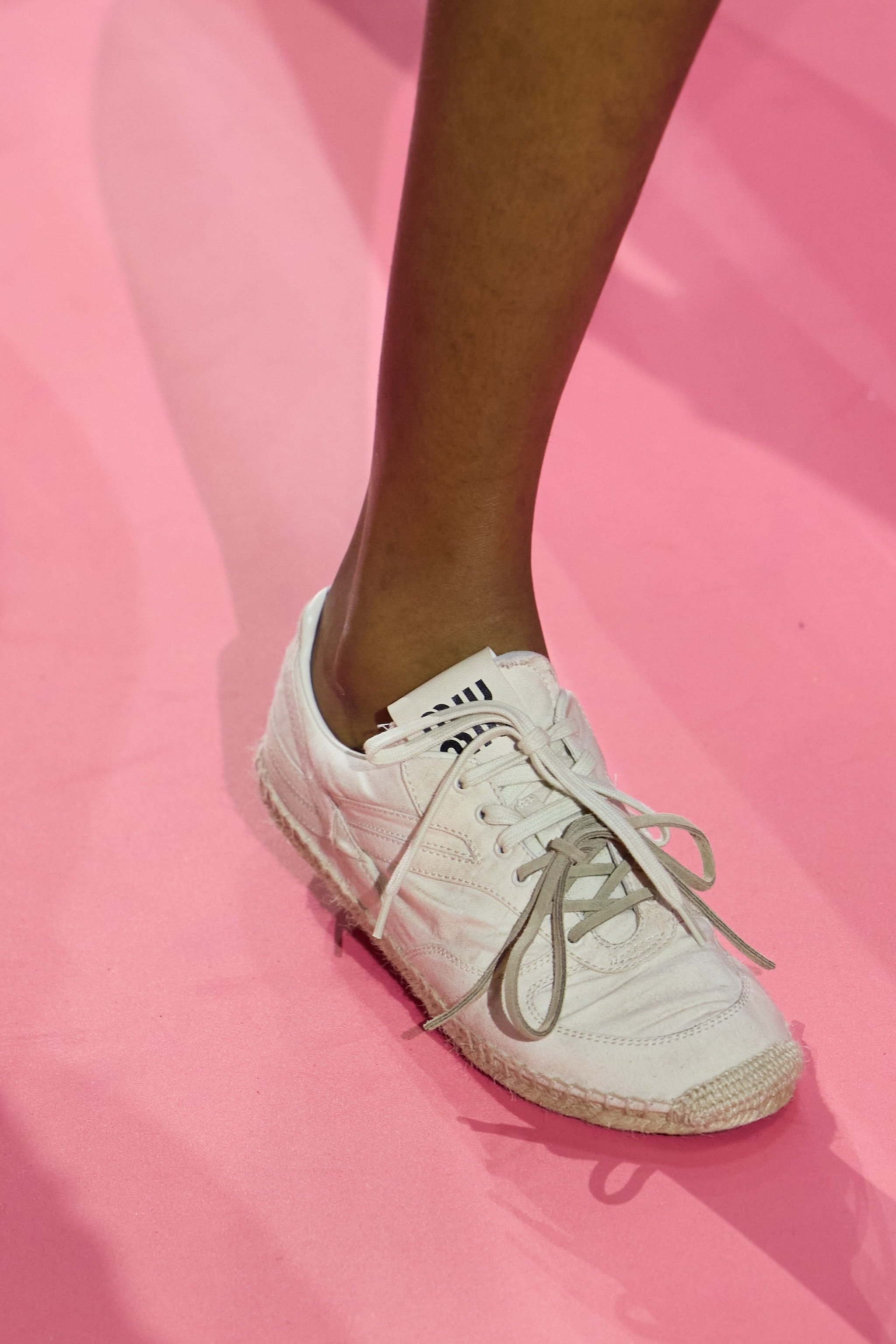 Un paio di sneaker viste sulla passerella Primavera/Estate 2026 di Miu Miu