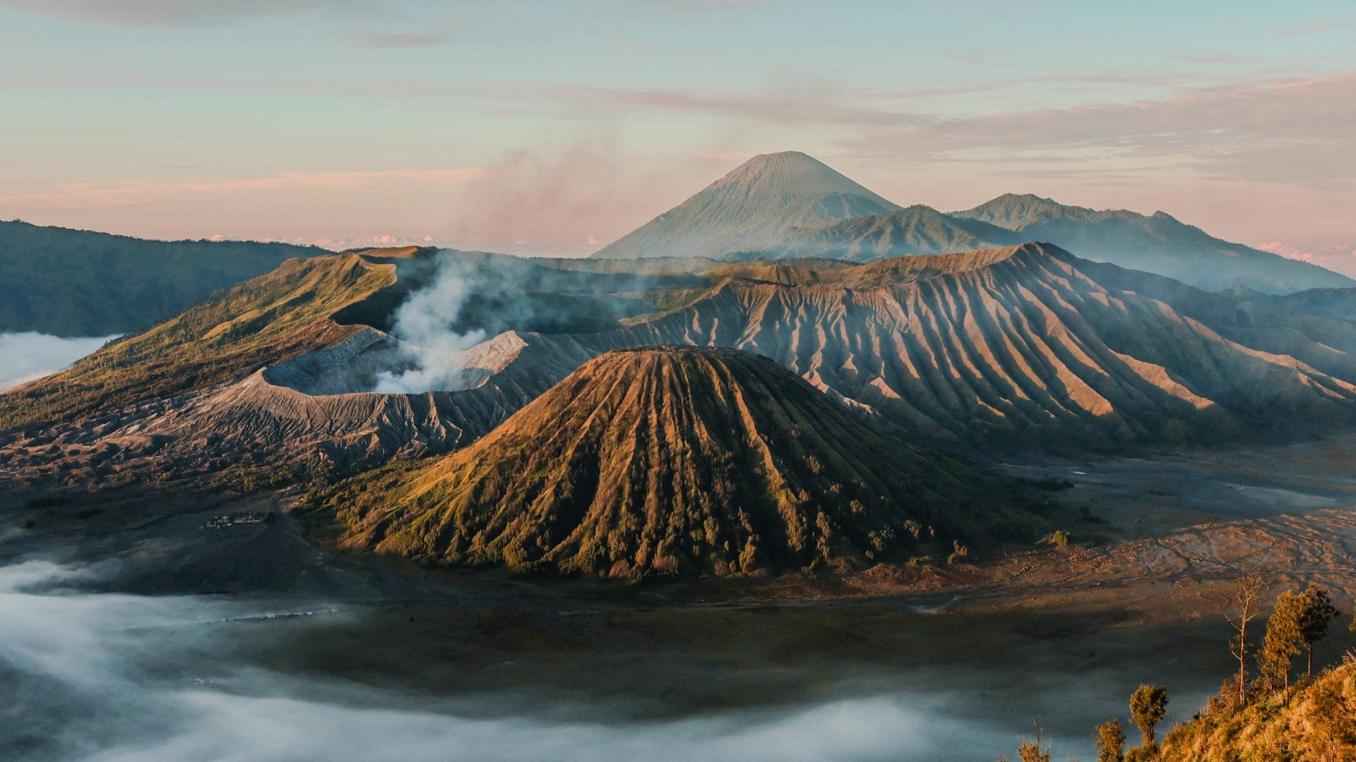 Il luogo con 45 vulcani attivi protagonista del terzo episodio di Pechino Express: itinerario dell'isola di Giava