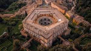 Palazzo Farnese: l'enorme edificio pentagonale che domina sulla Tuscia laziale