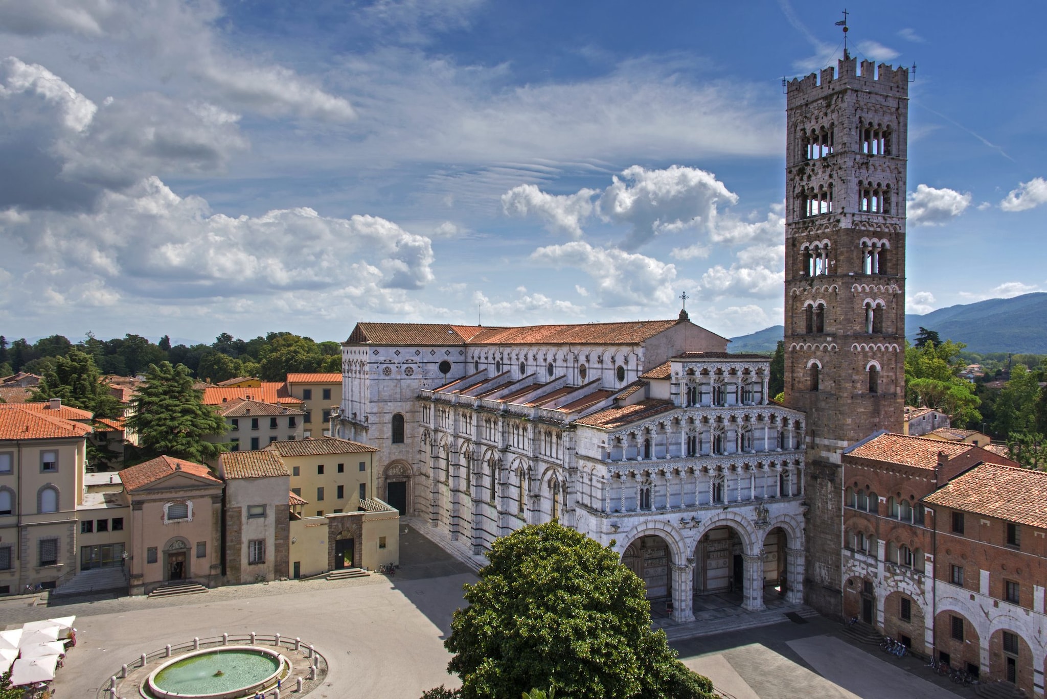 Piazza San Martino con Cattedrale